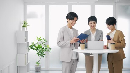 Aufkleber - オフィスでミーティングする人々