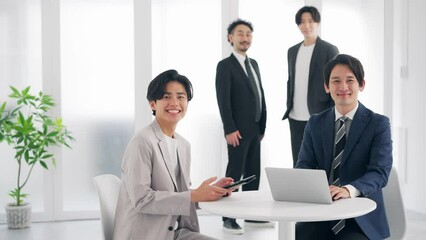 Aufkleber - オフィスで会話するビジネスマン