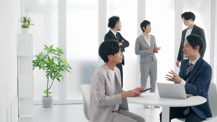 Poster - オフィスで会話するビジネスパーソンのグループ