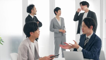 Poster - オフィスで会話するビジネスマン