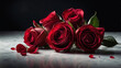 Fünf rote Rosen mit Blütenblättern auf hellgrauem Untergrund