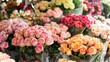 Blumensträuße im Blumengeschäft. Fertiger Strauß Blumen zum kaufen im Geschäft.  