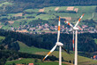Blick auf Windräder und das malerische Dorf in der ländlichen Landschaft des Schwarzwalds. Deutschland, Symbol für erneuerbare Energie und Nachhaltigkeit.