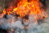 Fototapeta Tulipany - Wielki pożar na wysypisku śmieci. Czarny dym. 