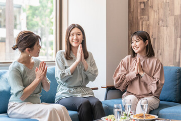 Canvas Print - 飲食店・レストラン・カフェでいただきますの挨拶をする女友達・同僚・仲間・ママ友の女性たち
