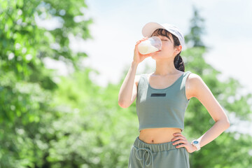 Poster - 公園でトレーニングしながらプロテインを飲む女性
