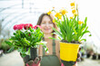 Fröhliche Gärtnerin präsentiert Blumen