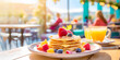 Pancake mit Früchten, im Hintergrund ein Cafe 