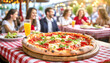 Pizza, im Hintergrund ein Restaurant mit fröhlichen Gästen 