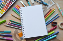 Vuelta Al Cole. Regreso A Clases / Set De Elementos Escolares: Cuaderno, Lápices, Acuarelas, Reglas, Colores Visto Desde Arriba.