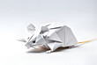 Maus Haustier in geometrischen Formen, wie 3D Papier in weiß wie Origami Falttechnik Symbol Wappentier Logo Vorlage Tiere niedlich klein Nager