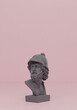 czarna matowa głowa na jednolitym różowym tle w studio 