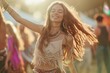 Eine glücklich tanzende junge Frau auf einem Festival 