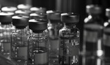Fototapeta  - Zbliżenie na fiolki ze szczepionkami