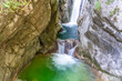 Kaskadenstufiger Wasserfall Tatzelwurm im alpenländischen Oberbayern 