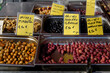 Etal d'olives au marché des producteurs