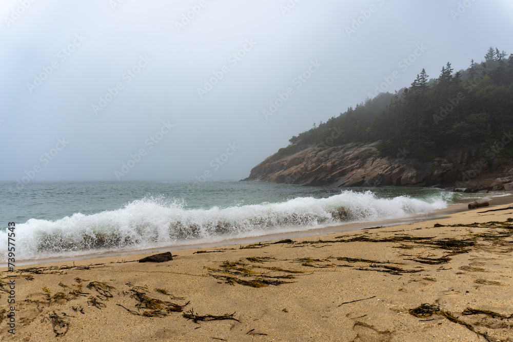 Foto de Stock Crashing waves on Sand Beach in Acadia National Park ...