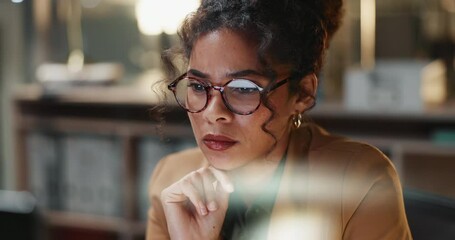 Aufkleber - Business woman, computer and thinking in office with connection and online research for problem solving at work. Accountant, idea or reading email with reflection on glasses or planning in workplace