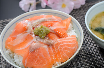 Wall Mural - サーモン切り身のっけ丼と味噌汁