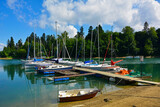 Fototapeta Pomosty - żaglówki, Sailboats on the lake on a sunny day, sailboat marina on the lake	