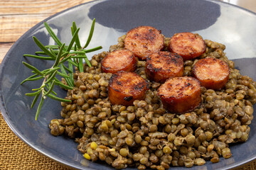 Poster - saucisses et lentilles, en gros plan, sur une table	