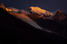 Mont Blanc éclairé Par Le Couché Du Soleil  Avec Le Glacier Des Bossons En Premier Plan
