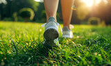 Kobieta uprawiająca jogging, ujecie na buty