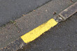 trait jaune sur la rue