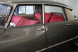Exzentrische französische Limousine der Fünfzigerjahre und Sechziger Jahre in Anthrazit Metallic mit Sitzbezügen in Purpur in den Räumen der Klassikstadt in Frankfurt am Main Fechenheim