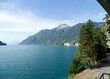 Schweizer Seenlandschaften. Blick auf das ruhige, türkisblaue Wasser des Vierwaldstättersee vom gemütlichen Park und Badeplatz der Stadt Brunnen
