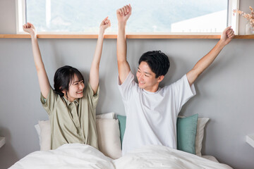 Poster - 熟睡・快眠して気持ちよく目覚める夫婦（起床・寝起き・睡眠）
