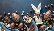 Köstliche Schokoladen-Ostereier, Hasen und Süßigkeiten auf dunkelblauem Hintergrund, flache Lage und Draufsicht. bunt