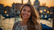 Bella donna in vacanza in Italia a Venezia posa per una foto al tramonto vicino ad un canale