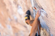 Detalle de la mano de un escalador utilizando un reposo en la roca