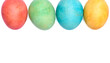 Kolorowe jajka wielkanocne na białym tle, wzdłuż góry kadru, miejsce na tekst