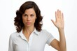 Mujer levantando la mano en desacuerdo