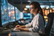 Mujer hacker o informatica trabajando en monitores 