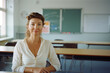© Studio Zenith - jeune femme enseignante debout dans sa salle de classe