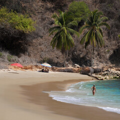 Mujer disfrutando de la playa 