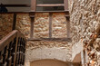 Intérieur d'une veille villa typique en France avec un étage et des murs en pierre