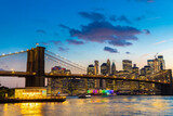 Fototapeta Mosty linowy / wiszący - Brooklyn Bridge and Manhattan at sunset