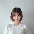 © Hiro - 10代の笑顔のかわいいTシャツ女子