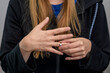 Żona zdejmuje pierścionek, obrączkę ślubna z dłoni z bliska