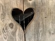 Herz in Holztüre ausgeschnitten - Herzen Symbol aus Holz mit Spinnennetz als Textur oder Motiv für Grusskarte oder Instagram Post