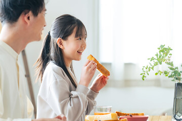Poster - 笑顔でトーストを食べる女の子