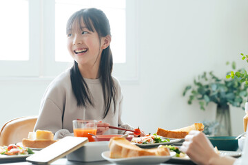 Aufkleber - 食事しながら笑顔で会話する女の子