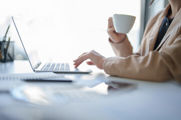Fototapete - businesswomen drinking coffee and working to analysis strategy and management about new startup proj