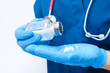 Lekarz trzyma w dłoni solniczkę z solą, nadmiar sodu w organizmie 