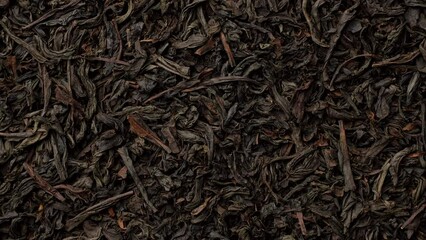 Poster - Heap of dried black tea leaves top view, rotation
