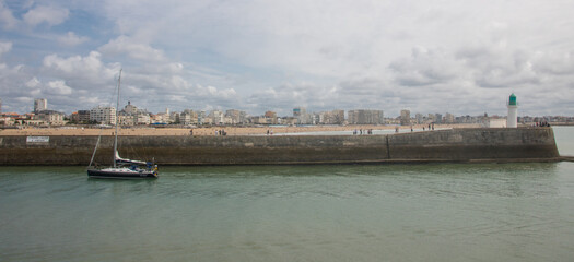 Wall Mural - panorama sur la ville des Sables d'Olonne en Vendée avec l'entrée du port, la petite jetée et son phare vert et les grandes plages de sable